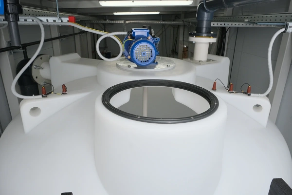 Емкость ЦКТ 3000 л с патрубком 90мм под плотность до 1,2 г/см³ белая в обрешетке с лестницей