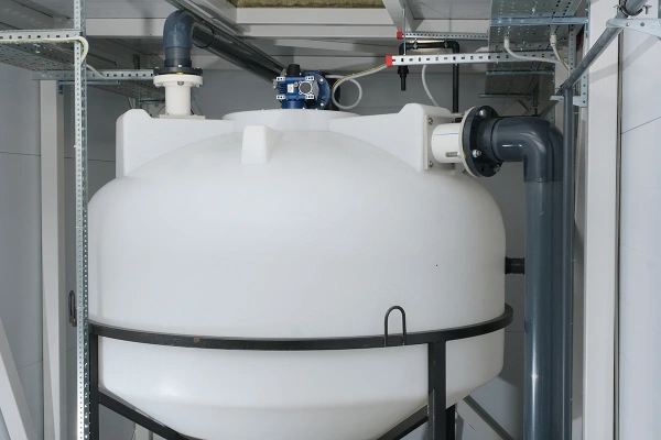 Емкость ЦКТ 3000 л с патрубком 90мм под плотность до 1,2 г/см³ белая в обрешетке с лестницей