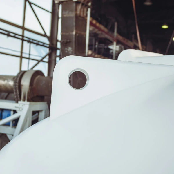 Емкость ЦКТ 5000 л с патрубком 90мм под плотность до 1,5 г/см³ белая в обрешетке с лестницей